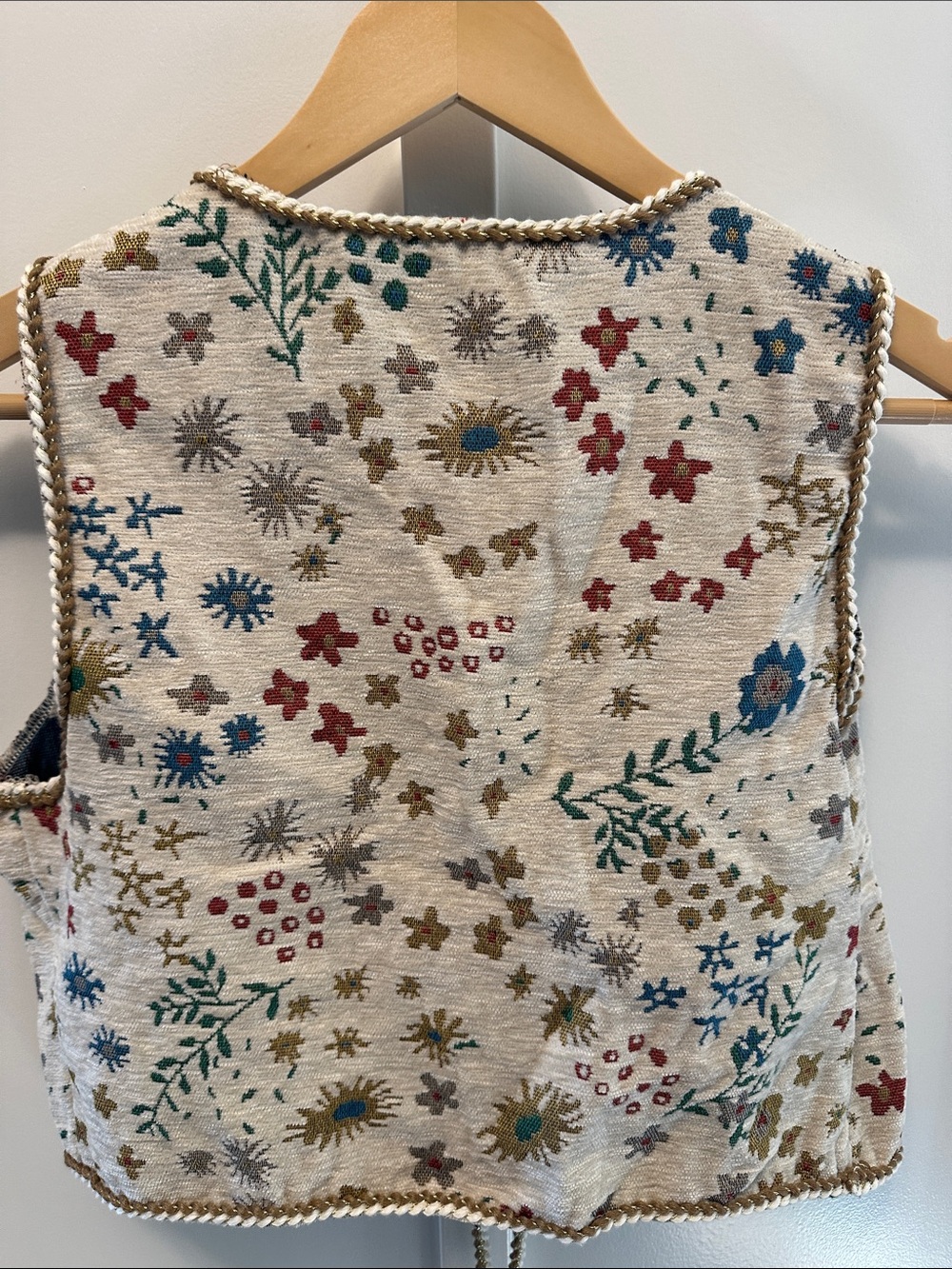 Embroidered Floral Cream Cotton Vest - Picture 3 of 3